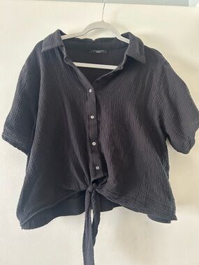 T Tahari Black Button-Front Tie Hem Shirt